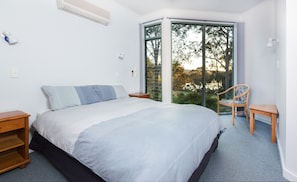 Queen and Single Room with Riverview | Free WiFi, bed sheets - Gipsy Point Lodge (Gipsy Point)