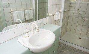 Queen and Single Room with Garden View | Bathroom | Shower, free toiletries, hair dryer, towels - Gipsy Point Lodge (Gipsy Point)