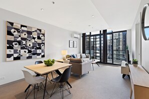 Flat-screen TV, pay films