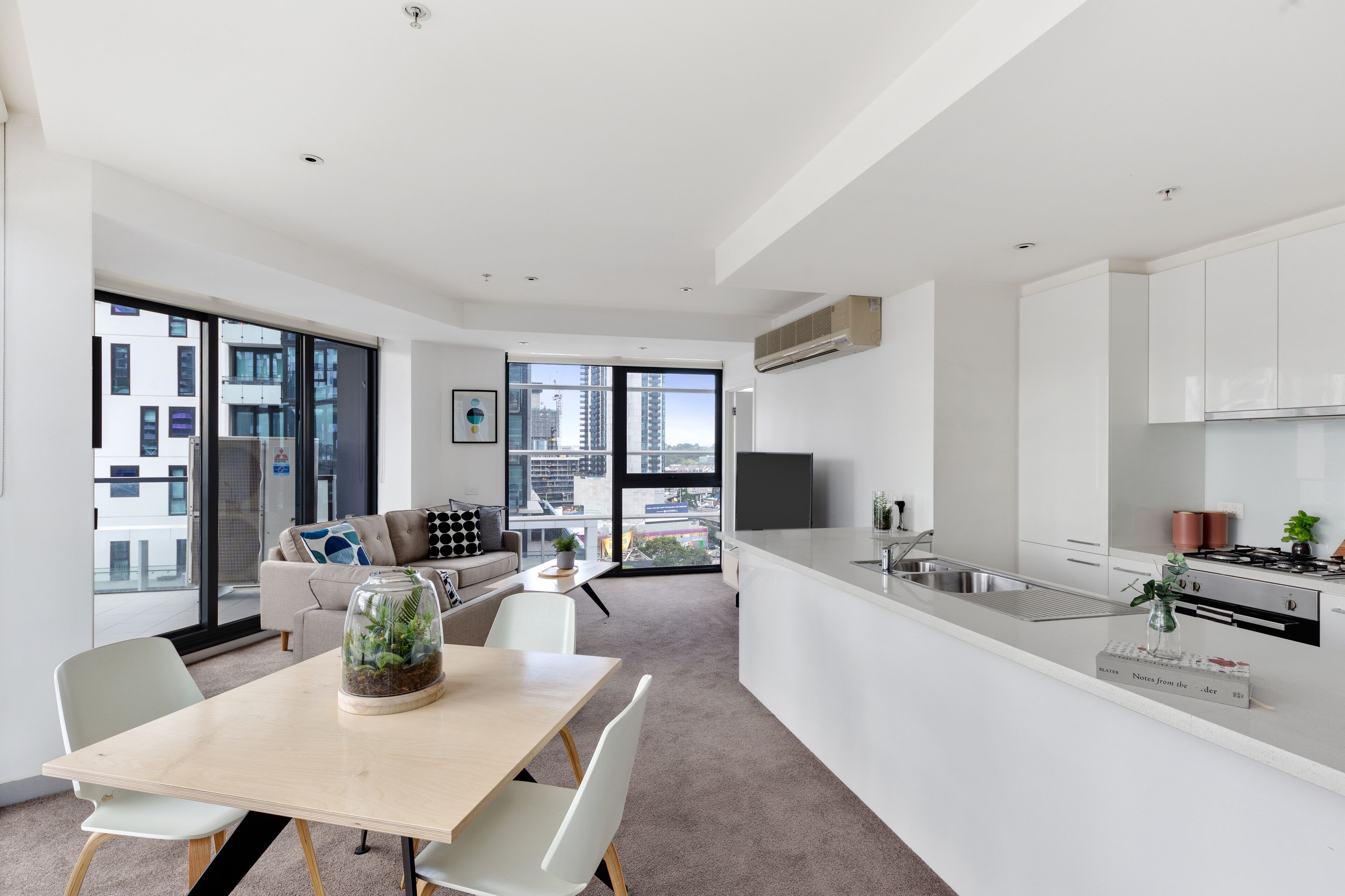 Un apartamento moderno con cocina, comedor y sala de estar.