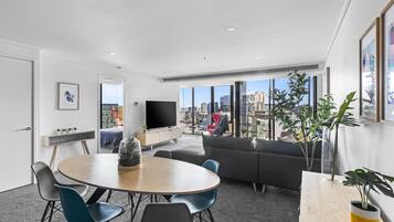 Alana : 3 Bedroom 2 Bath Panoramic Apartment with City View | Living area | Flat-screen TV