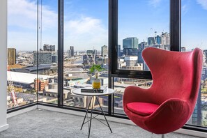 Alana : 3 Bedroom 2 Bath Panoramic Apartment with City View | Living area