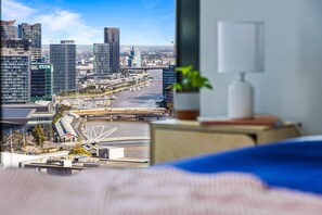 Apartamento panorâmico, 3 quartos, vista para a cidade (Alana, 2 Bath) | Área de estar | TV de tela plana