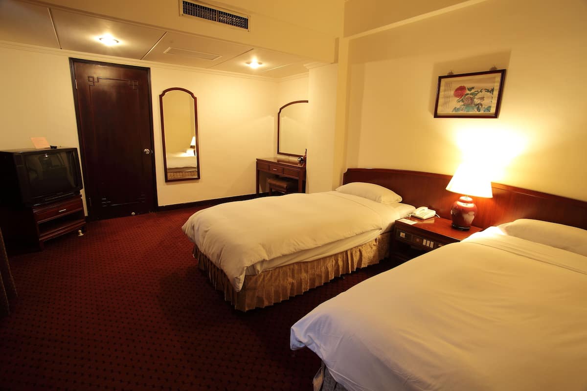 Deluxe Twin Room | Desk, blackout drapes, free WiFi