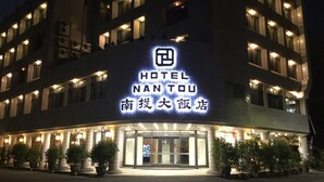 Un hotel con un cartel iluminado que dice 