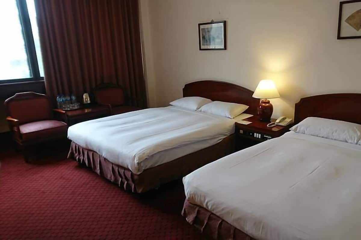 Deluxe Quadruple Room | Desk, blackout drapes, free WiFi