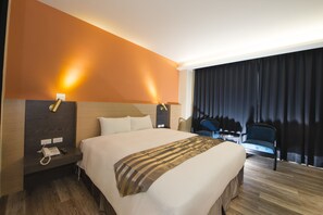 Quarto casal grand, 1 cama de casal | Escrivaninha, cortinas blackout, Wi-Fi de cortesia