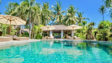 Piscina externa, espreguiçadeiras