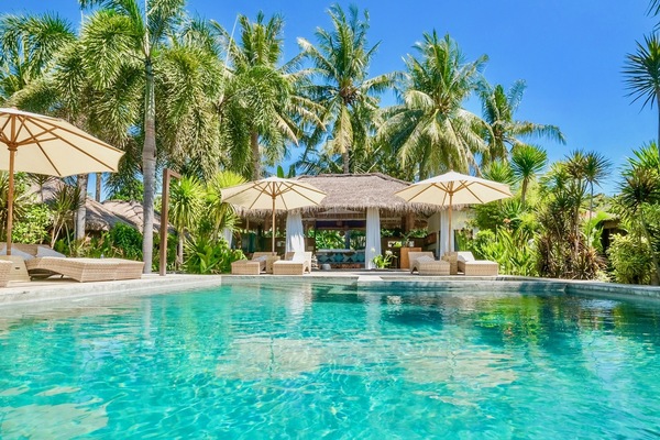 Alberca al aire libre y camastros