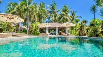 Outdoor pool, sun loungers