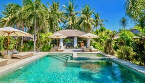 Outdoor pool, sun loungers - l'Archipel (Gili Air)