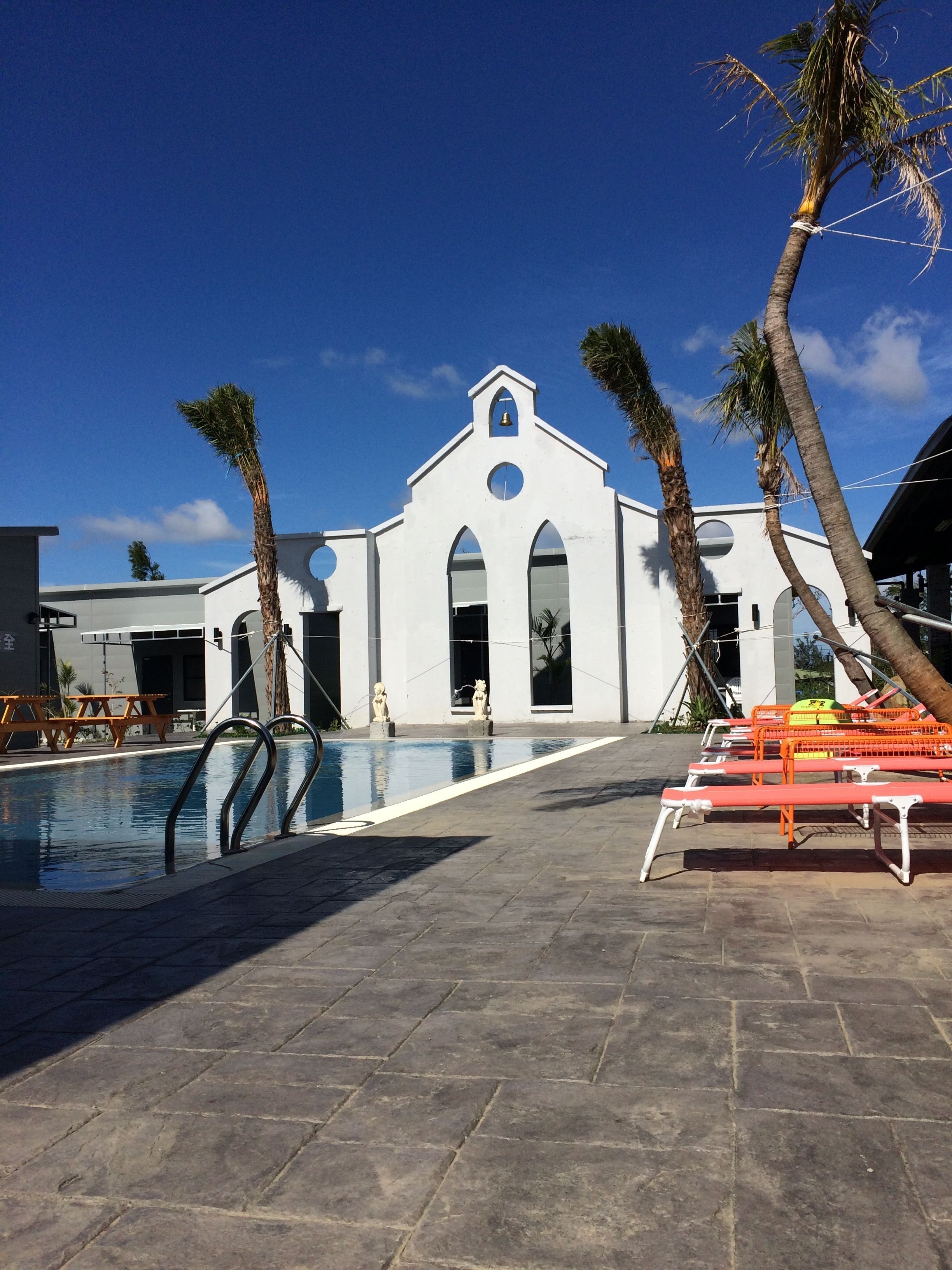 Utendørsbasseng og solsenger