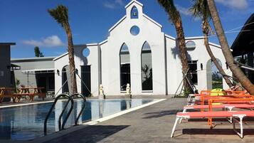 Außenpool, Liegestühle