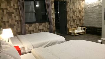 Quadruple Room | Desk, blackout drapes, rollaway beds, free WiFi