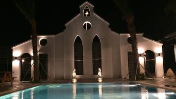 Outdoor pool, sun loungers