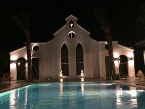 Outdoor pool, pool loungers - True Love Villa (Hengchun)