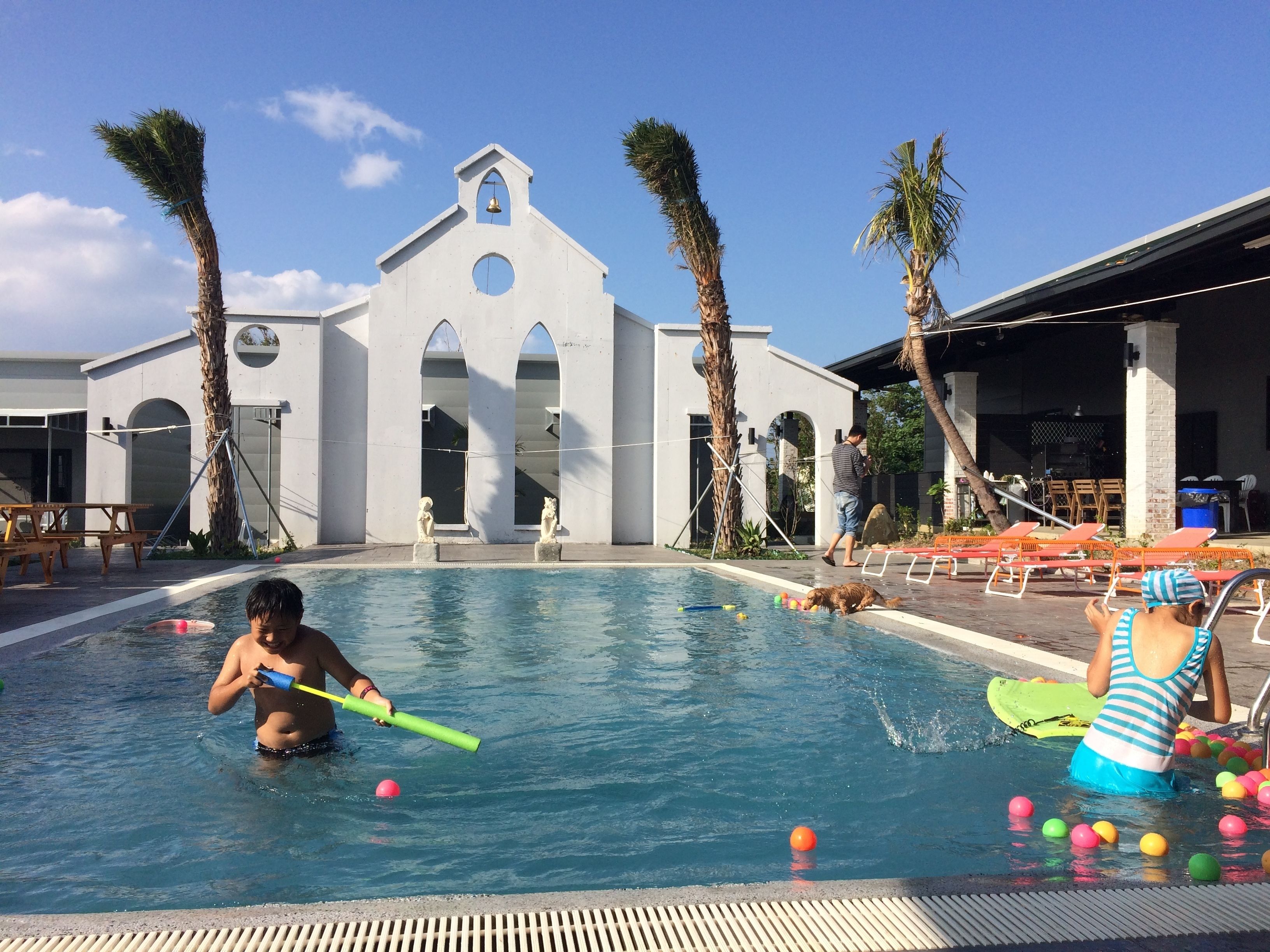 Una piscina al aire libre, tumbonas