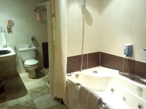 Aldy Suite | Bathroom | Shower, free toiletries, hair dryer, towels - Aldy Hotel Stadhuys (Malacca City)