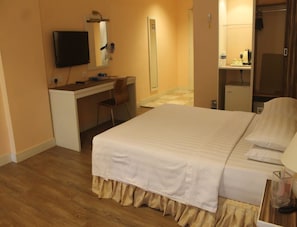 Chambre supérieure | Coffre-fort, bureau, fer et planche à repasser, accès au Wi-Fi (inclus)