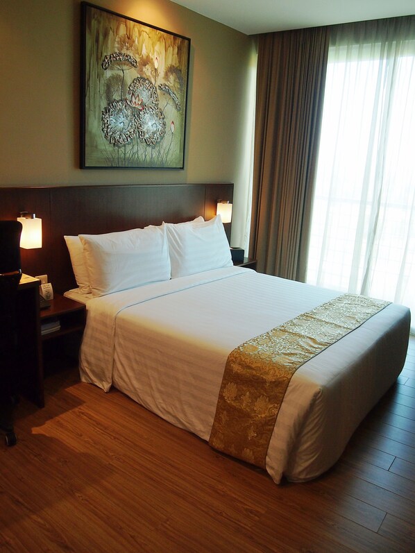 Free minibar items, in-room safe, desk, iron/ironing board - RoomZ Hotel (Seria)