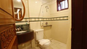 豪華雙床房, 2 張單人床 | 浴室 | 淋浴設備、雨淋花灑、免費梳洗用品、風筒