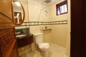 Deluxe Twin Room, 2 Single Beds | Bathroom | Shower, rainfall showerhead, free toiletries, hair dryer