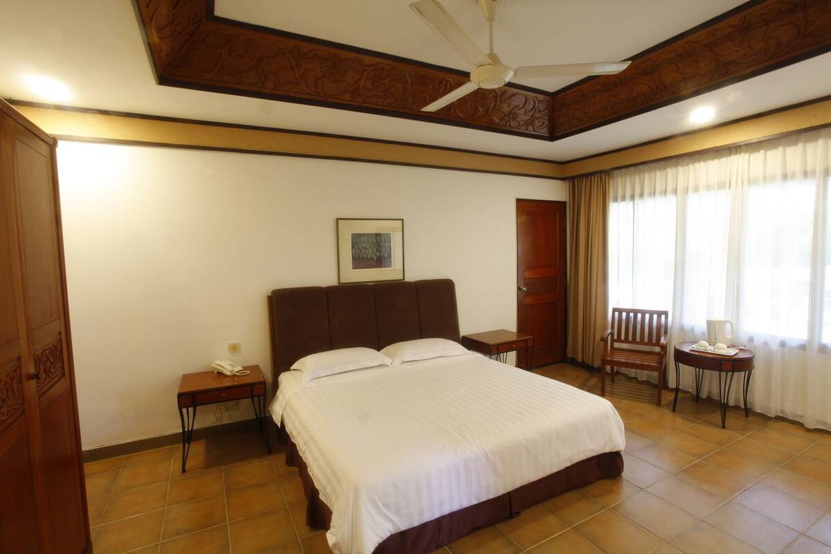 Deluxe Villa, 1 King Bed | Soundproofing, iron/ironing board