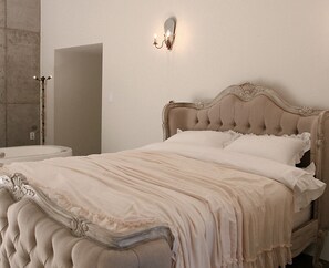 Room (Linen Beige) | Premium bedding, individually decorated, individually furnished - Hotel Mumu (Incheon)
