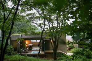 Room (Saddle Brown) | Premium bedding, individually decorated, individually furnished - Hotel Mumu (Incheon)