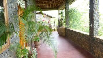 Vista frontal de la propiedad