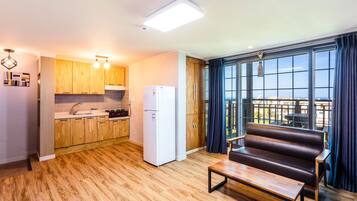 House, 1 Bedroom | Private kitchen | Fridge, microwave, stovetop, electric kettle