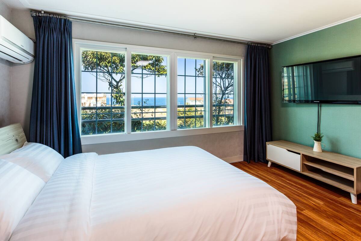 Studio | Down comforters, WiFi (free)