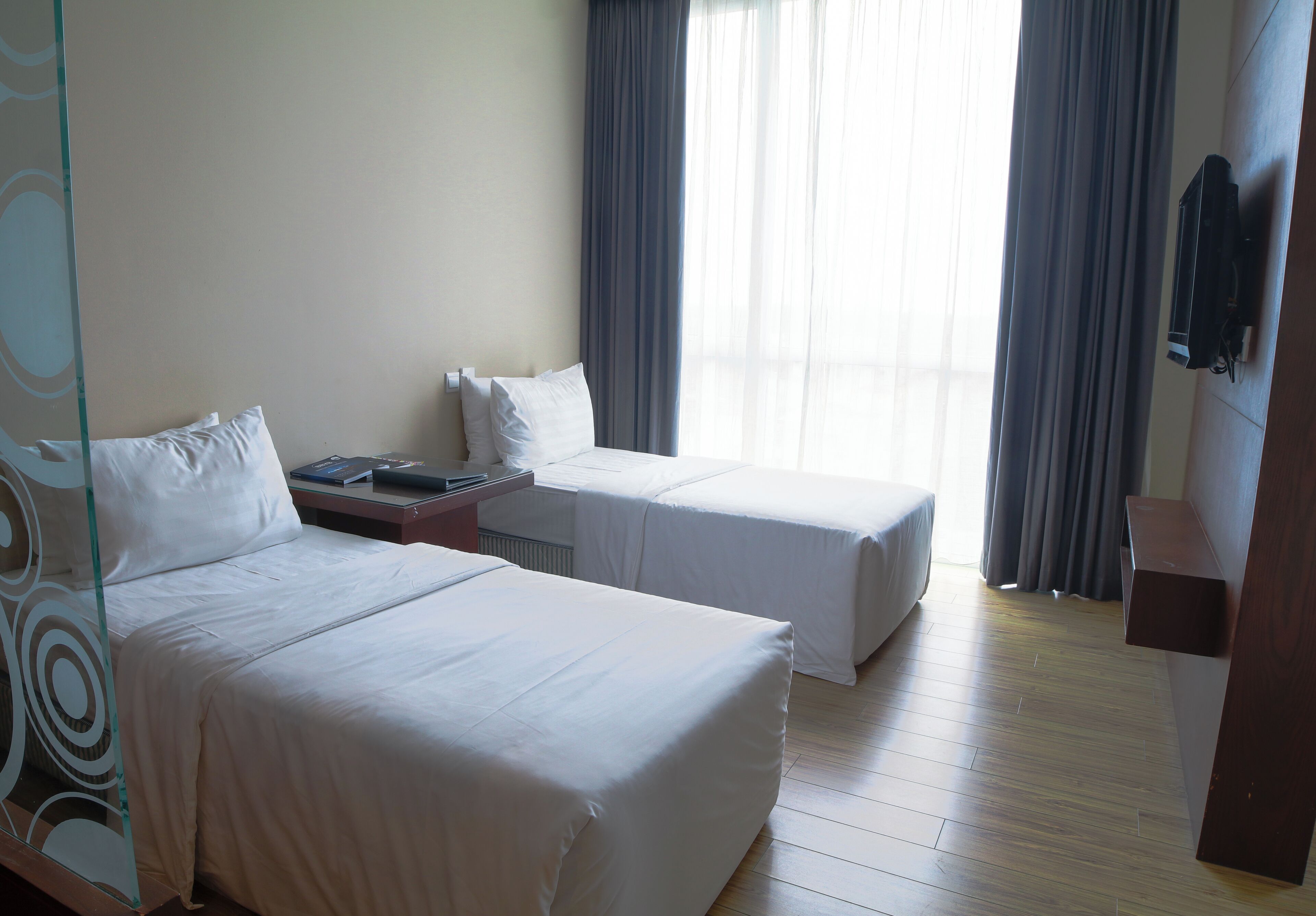 standard triple room | minibar, in-room safe, desk, soundproofing