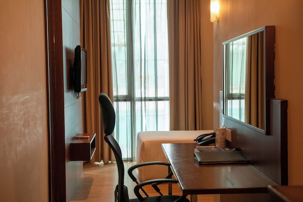 Habitación individual estándar | Minibar, caja de seguridad en la habitación y escritorio