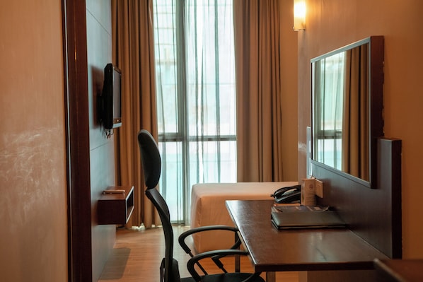 Standard Single Room | Minibar, in-room safe, desk, soundproofing