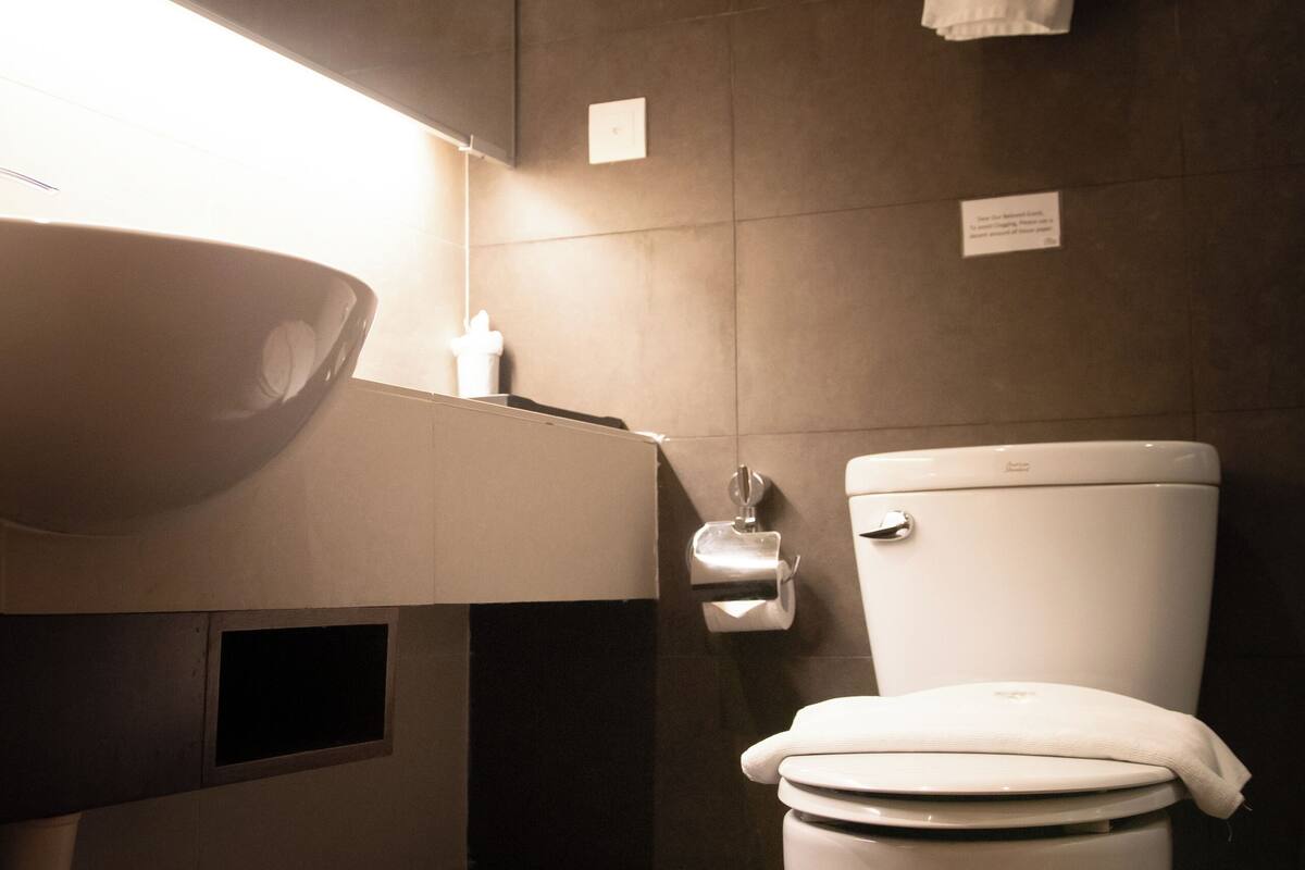 standard single room | bathroom | free toiletries, hair dryer, slippers, towels