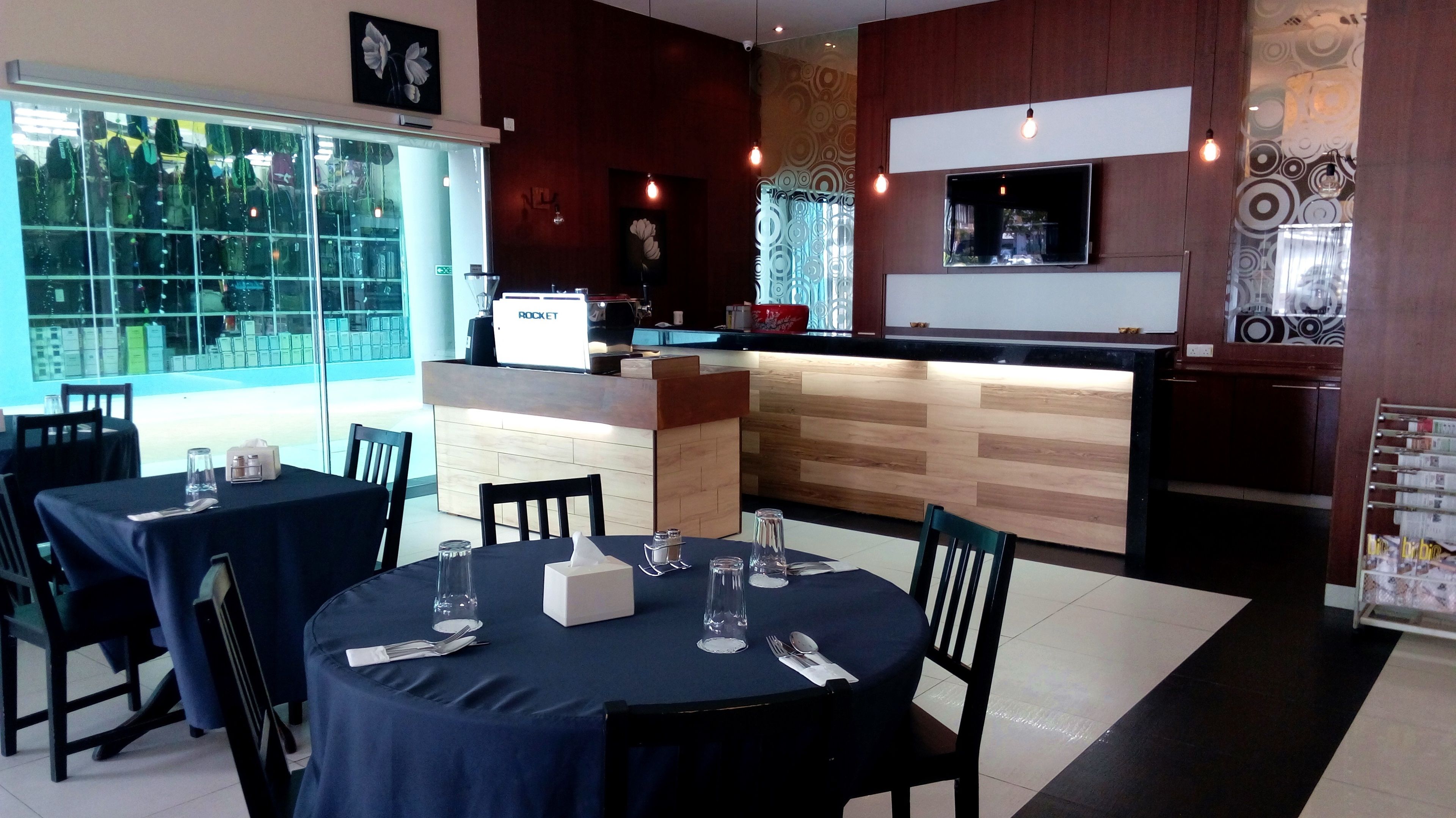 Breakfast, lunch, dinner served; international cuisine 