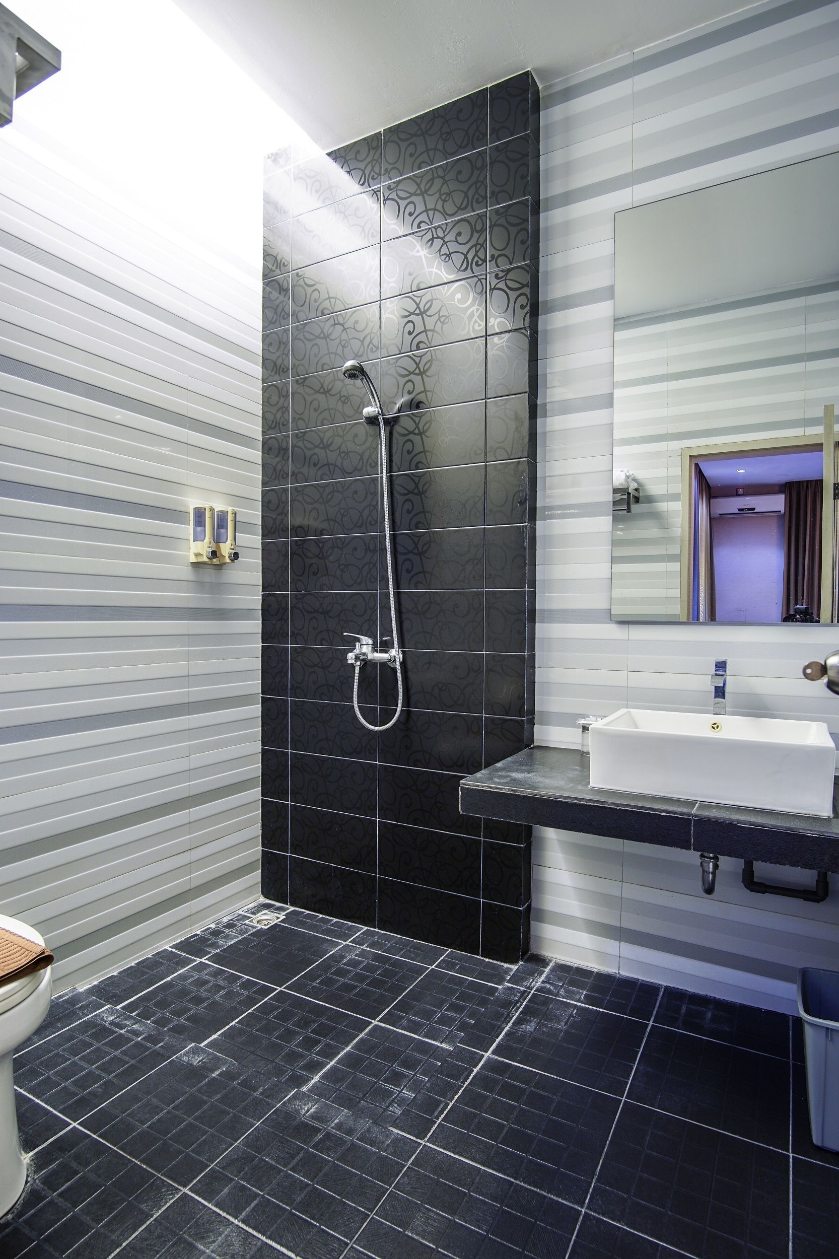Shower, perlengkapan mandi gratis,  dan handuk