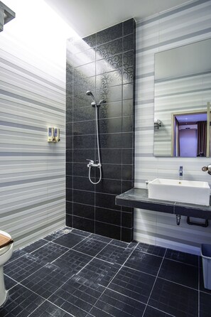 Regadera, amenidades de baño gratuitas, toallas 