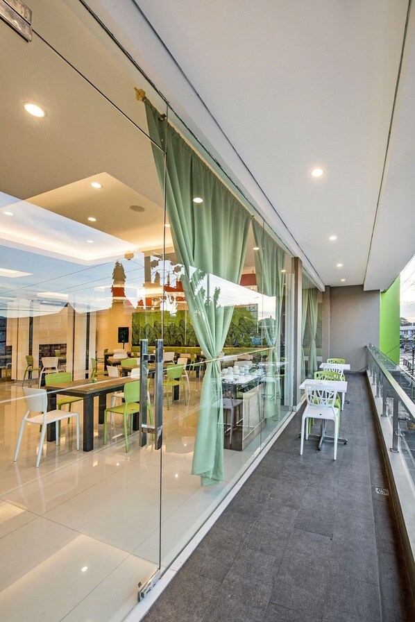 Daily buffet breakfast (IDR 45000 per person)