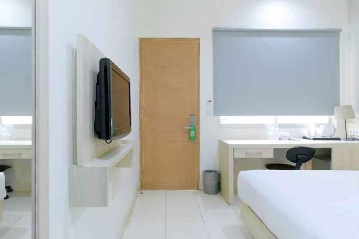 Desk, soundproofing, free WiFi, bed sheets