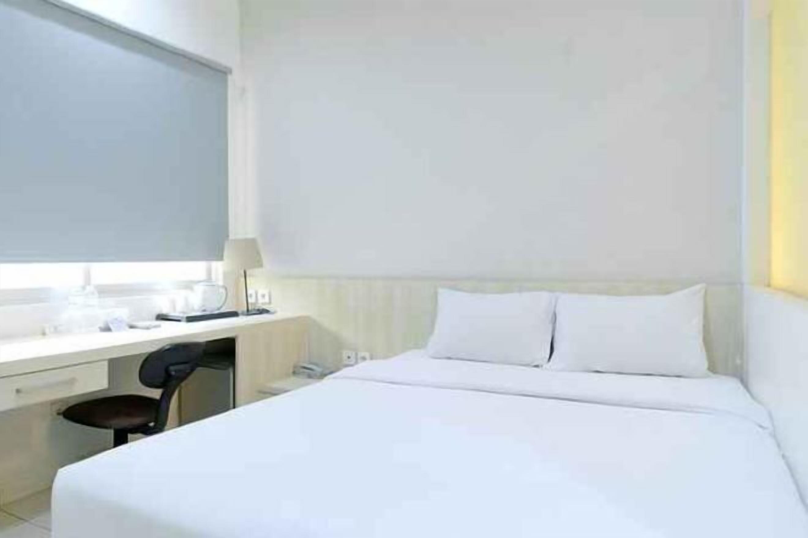 Escritorio, sistema de insonorización, wifi gratis y ropa de cama