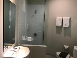 Ducha, artículos de higiene personal gratuitos, zapatillas y toallas
