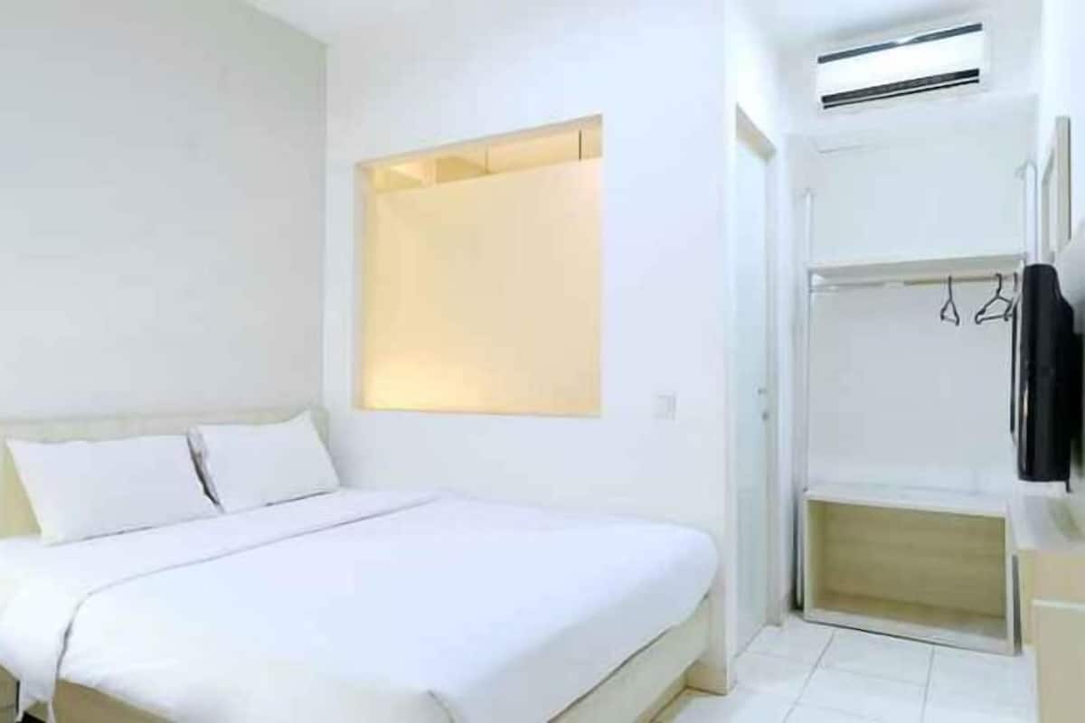 Desk, soundproofing, free WiFi, bed sheets