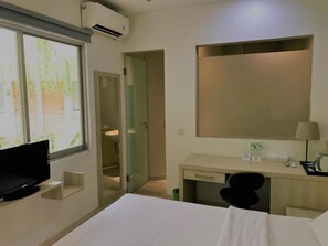 Desk, soundproofing, free WiFi, bed sheets - Legreen Suite Penjernihan (Jakarta)