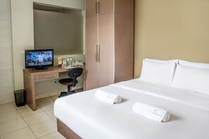 Desk, soundproofing, free WiFi, bed sheets - Legreen Suite Penjernihan (Jakarta)