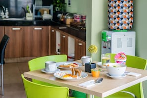 Lobby lounge - Legreen Suite Penjernihan (Jakarta)