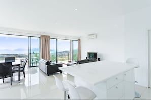3 Bedroom Pool Villa | Cuisine privée | Réfrigérateur, micro-ondes, plaque de cuisson, bouilloire électrique