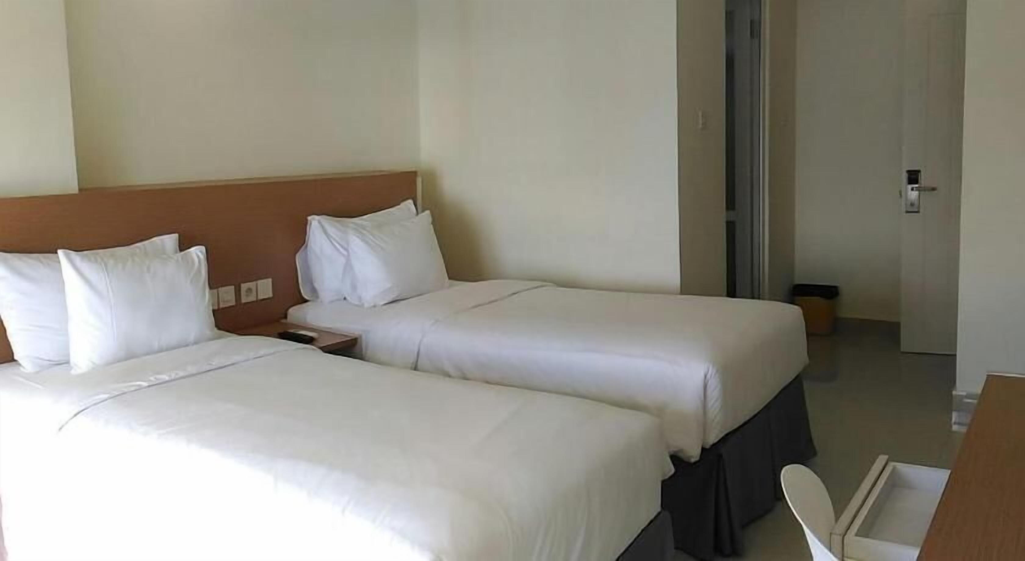 Desk, soundproofing, iron/ironing board, free WiFi