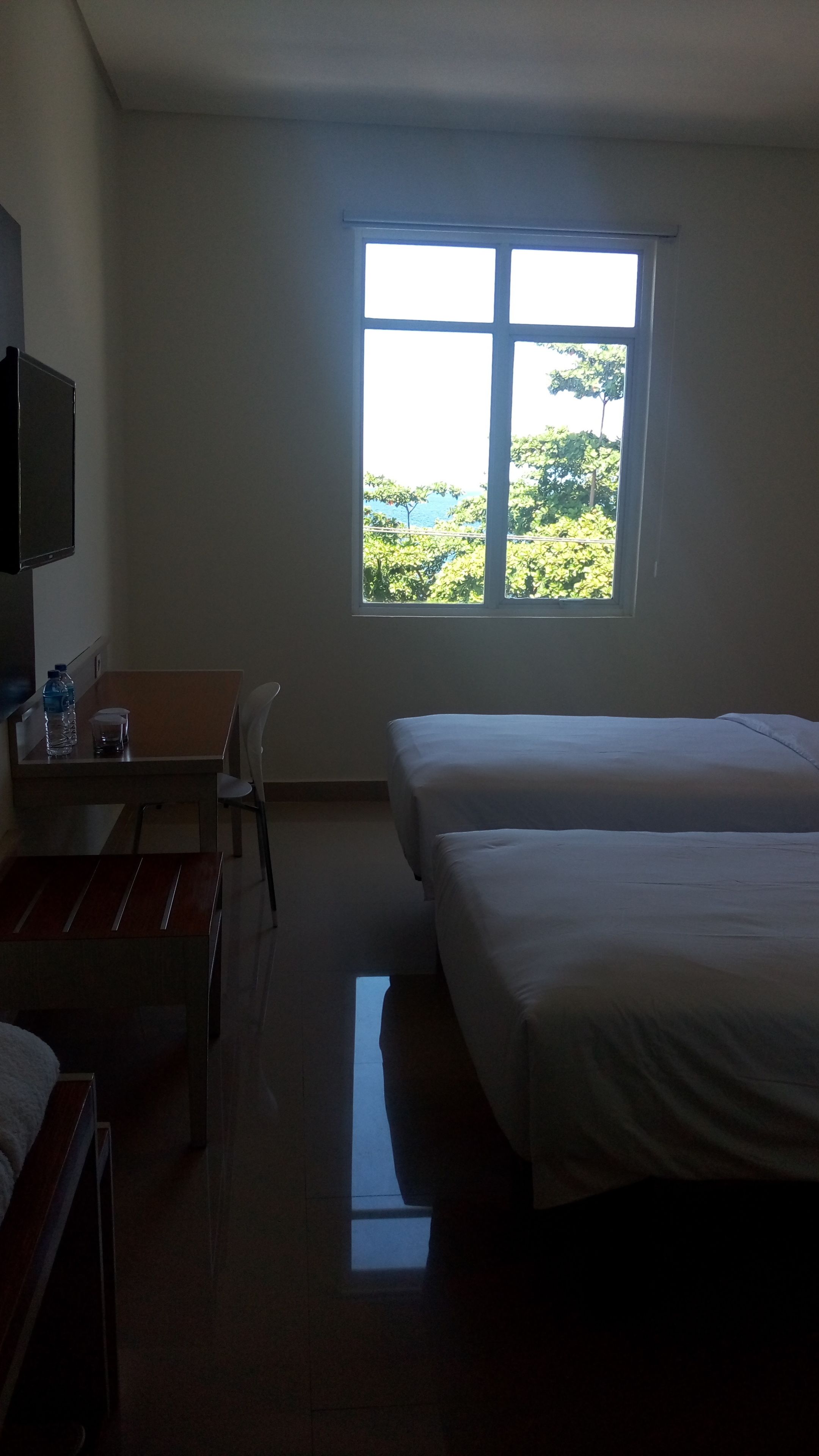 Schreibtisch, schallisolierte Zimmer, Bügeleisen/Bügelbrett